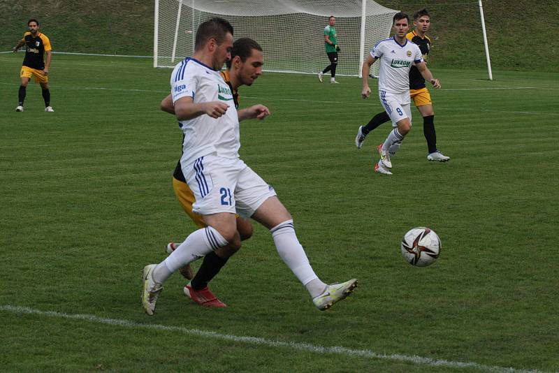 Fotbalisté Luhačovic (bílé dresy) v páteční předehrávce 4. kola krajského přeboru Zlínska podlehly Slušovicím 0:1 a dál čekají v nové sezoně na první výhru.