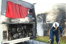 Požár autobusu u obce Brumov-Bylnice na Zlínsku.