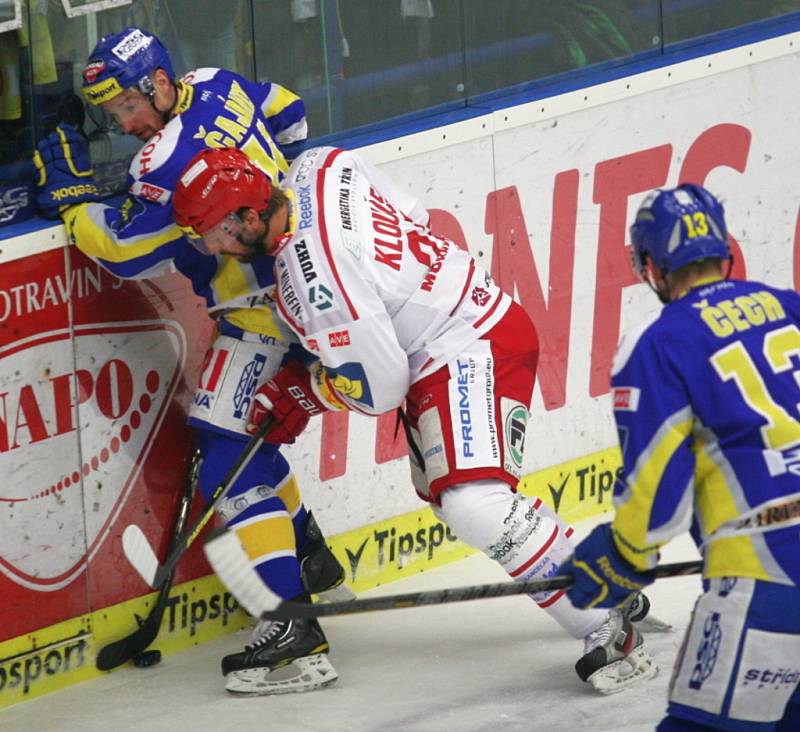 Extraligoví hokejisté Zlína (v modrém) ve druhém semifinále play off s Třincem.