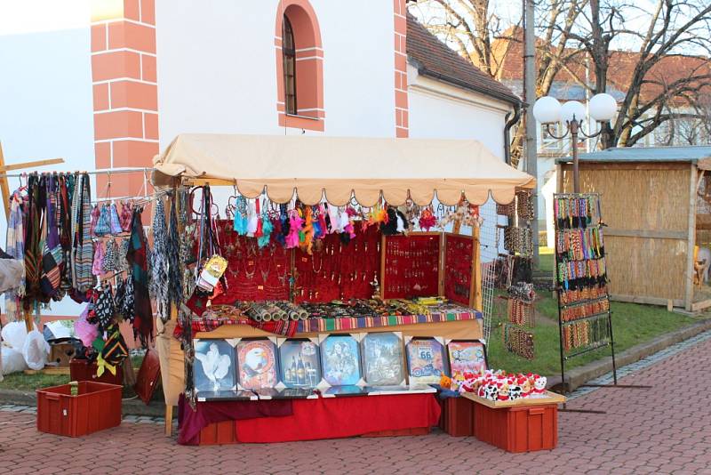 V Tlumačově rozsvítili vánoční stromek. Předtím si užili adventní jarmark