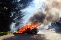 Požár osobního auta na parkovišti na Královci u Valašských Klobouk, pondělí 18. dubna 2022