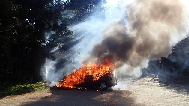 Požár osobního auta na parkovišti na Královci u Valašských Klobouk, pondělí 18. dubna 2022