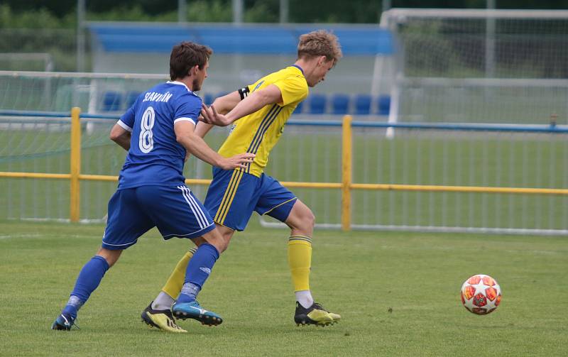 Fotbalisté Slavičína (v modrých dresech) na úvod přípravy zvítězili na Vršavě se Zlínem B 2:1