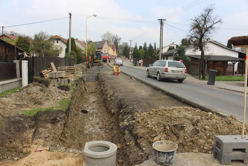 Semafory, stavební stroje, frézy, bagr, dělníci i omezující dopravní značky. Tak vypadá ulice Chrastěšovská ve Vizovicích. Je zde prováděna rozsáhlá rekonstrukce vozovky