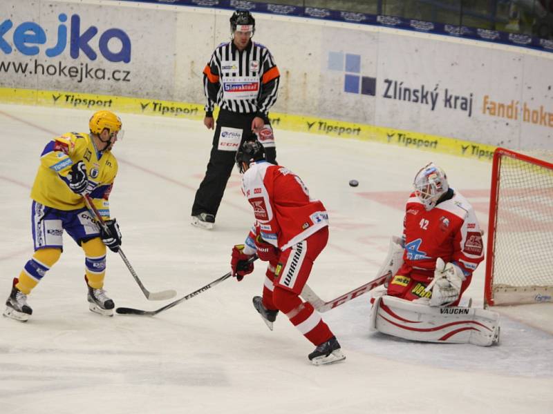 Extraligoví hokejisté Zlína (ve žlutém) v rámci nedělního 11. kola hostili rivala z Olomouce