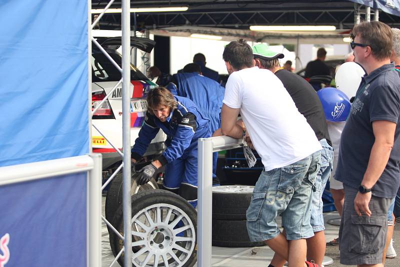 Po první sekci I. etapy Barum Czech Rally Zlín se závodníci přesunuli do Otrokovic do servisu.