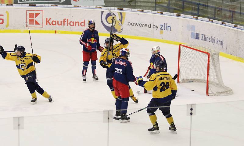 Junioři Beranů (žluté dresy) na Zimním stadionu Luďka Čajky porazili Salzburg 5:4.