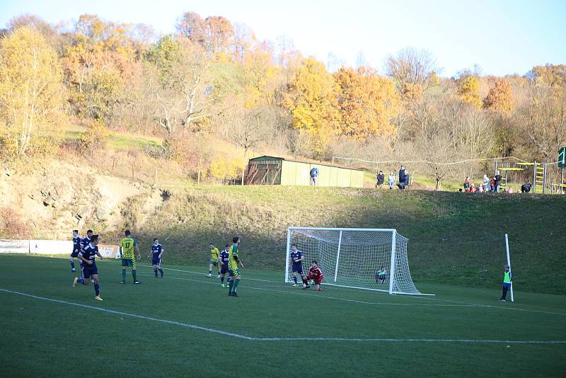 Fotbalisté Luhačovic (modré dresy) v posledním podzimním zápase Krajského přeboru doma podlehli Napajedlím 1:2.