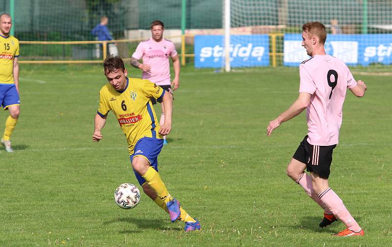 Fotbalisté Malenovic (růžové dresy) ve 21. kole I. B třídy sk. C remizovali se Starým Městem 3:3.