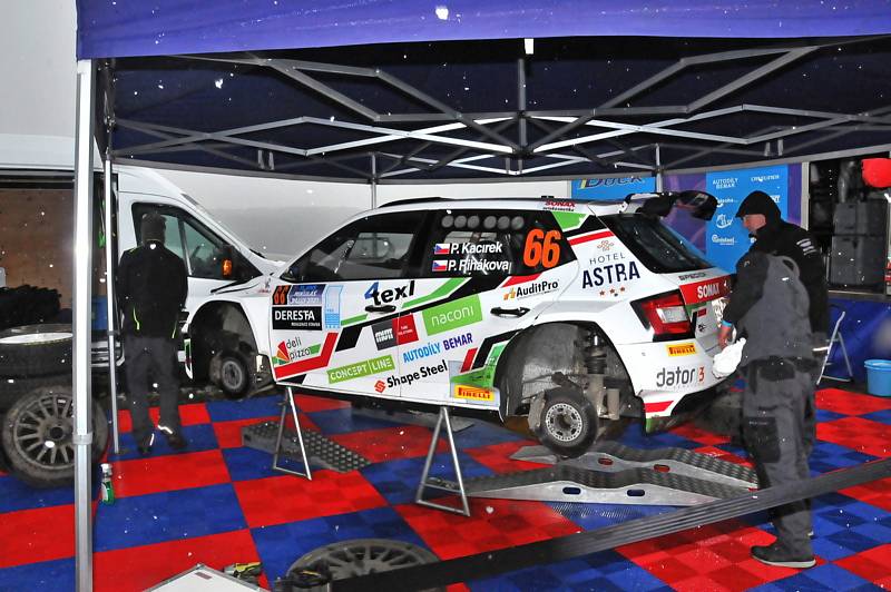 Exhibici VHS Mikuláš Rally ve Slušovicích v sobotu opanoval Ondřej Bisaha se spolujezdcem Jakubem Navrátilem ve voze Hyundai i20 R5. Druhé místo obsadil Martin Vlček se shodným vozem a na třetím místě se umístil Antonín Tlusťák s vozem Škoda Fabia.