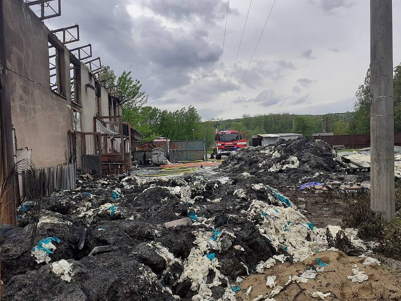 Pondělní požár skladu se zdravotnickým materiálem v Napajedlích si vyžádal mnohamilionové škody.