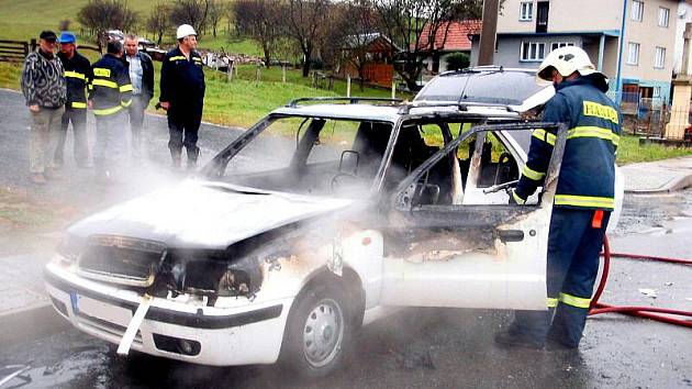 O své auto přišel během pár chvil muž, který měl u Vlachovíc na Valašskokloboucku zapatkovanou Škodu Felicii. 