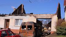 Dům Libora Čechmana ve Velkém Ořechově  v noci ze soboty na neděli zcela zničil požár.