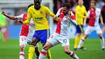 Fotbalové utkání HET ligy mezi celky SK Slavia Praha  a FC Fastav Zlín 1. dubna v Praze.  Zleva Mosses Ekpai vs. Josef Hušbauer.