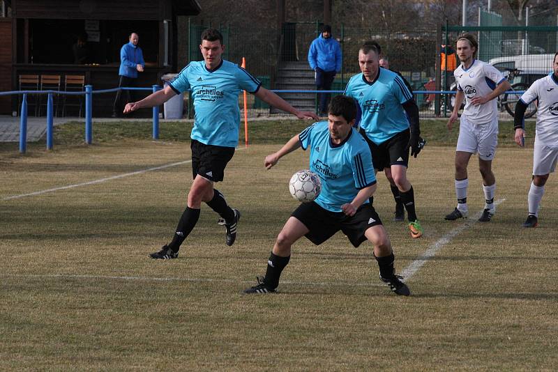 Fotbalisté Tlumačova (bílé dresy) v dohrávce 11. kola krajské I. B třídy skupiny C podlehli Polešovicím 0:2.