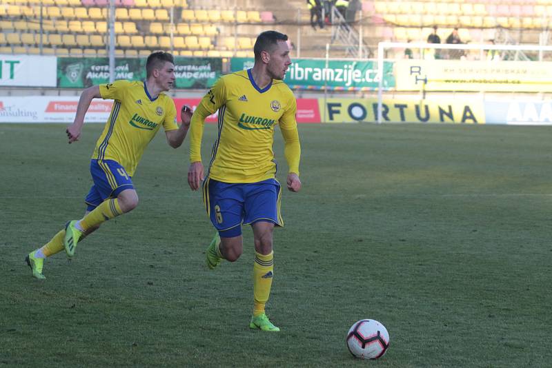 Fotbalisté Zlína (ve žlutém) ve 21. kole FORTUNA:LIGY prohráli v Příbrami 2:3.