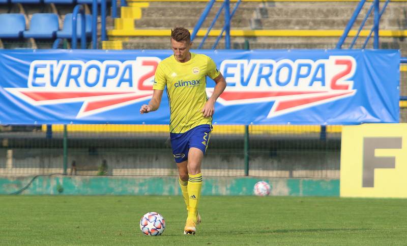 Fotbalisté Zlína (žluté dresy) v posledním přípravném zápase jen remizovali s brněnskou Zbrojovkou 1:1.