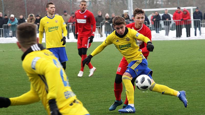 Fotbalisté Zlína (ve žlutých dresech) v úvodním přípravném zápase letošního roku porazili Zlaté Moravce 2:0