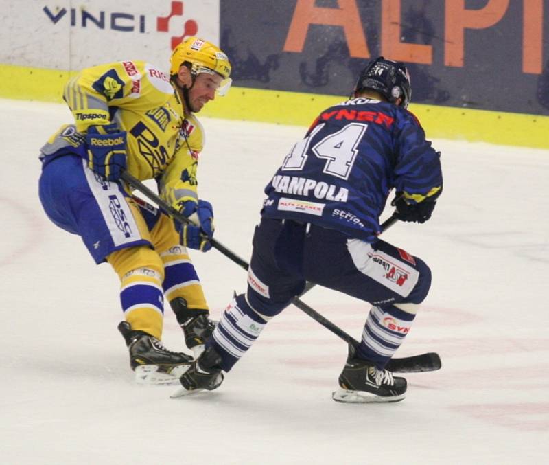 Zlínští hokejisté (ve žlutém) v rámci 13. kola extraligy doma hostili Liberec.