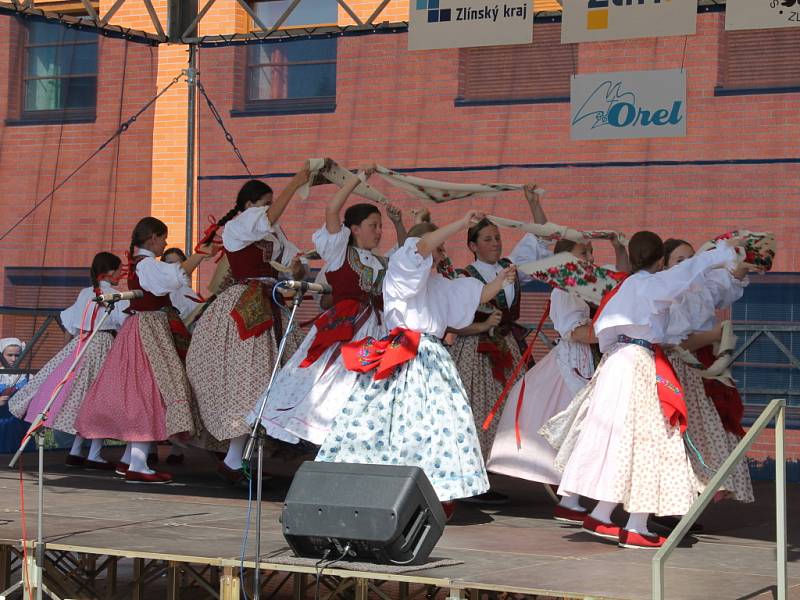 Na Jižních Svazích tančilo a zpívalo osm folklorních souborů.