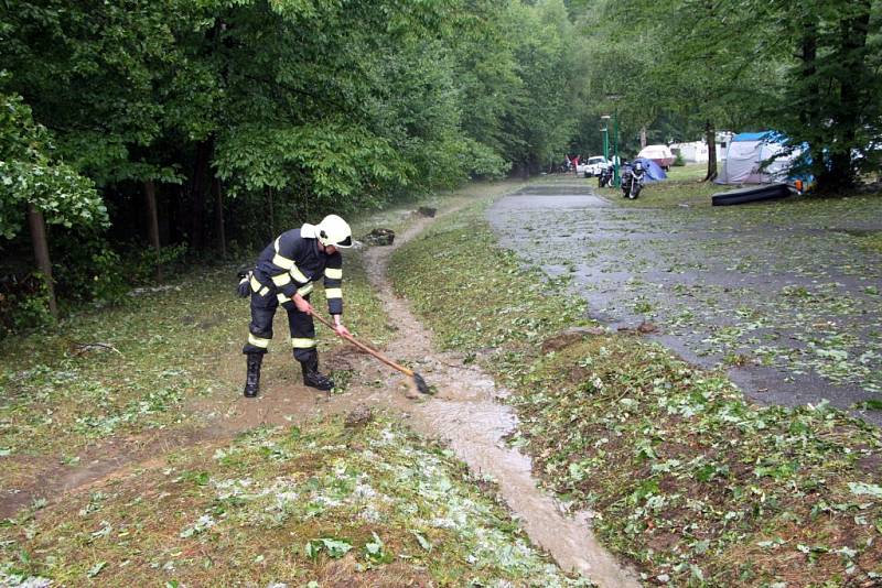 Silná bouřka v okolí Pozlovic si vyžádala zásah desítek hasičů