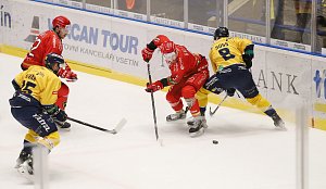 Hokejisté Zlína (žluté dresy) ve 44. kole Chance ligy nastoupili proti Prostějovu.