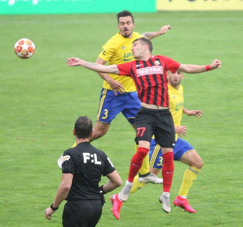 Fotbalisté Fastavu Zlín (ve žlutém) v úvodním kole Fortunba:ligy skupiny o záchranu hostili Slerzský FC Opava.