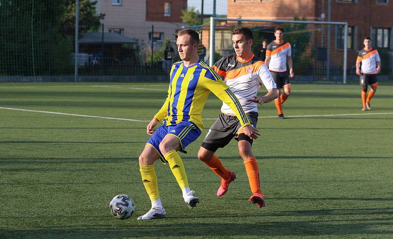 Fotbalisté Baťova (ve žlutém) ve 22. kole krajského přeboru v páteční předehrávce porazili Nevšovou 4:1