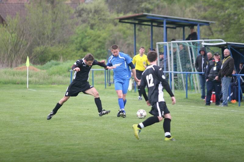 Zápas fotbalové I. B třídy mezi Lužkovicemi (v černém) a Veselou ovládli domácí 2:0.