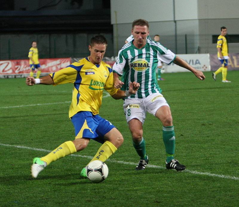 Druholigoví fotbalisté Fastavu Zlín (ve žlutém) ve 4. kole doma podlehli Bohemians 1905 0:1 brankou z velmi příšně nařízené penalty.