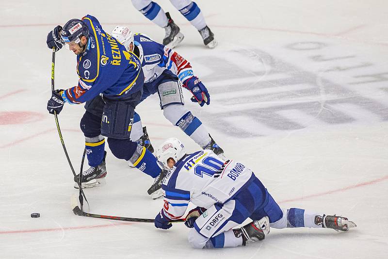 Extraligoví hokejisté Zlína (v modrém) v dohrávce 7. kola extraligy v úterý podlehli Kometě Brno 0:3.