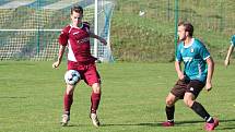 Fotbalisté Březnice doma porazili Louky (červené dresy) 2:0.