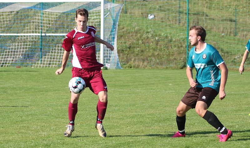 Fotbalisté Březnice doma porazili Louky (červené dresy) 2:0.