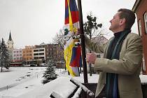 Zlínský primátor Miroslav Adámek ve čtvrtek 10. března vyvěsil na budovu radnice tibetskou vlajku na podporu tohoto Čínou utlačovaného národa.