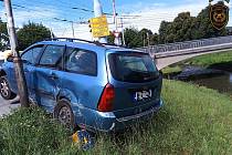 Střet dvou aut u krajské nemocnice ve Zlíně si vyžádal jednu zraněnou spolujezdkyni.