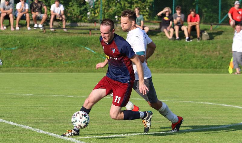 Fotbalisté Štípy (v tmavých dresech) porazili Hvozdnou jednoznačně 5:0.