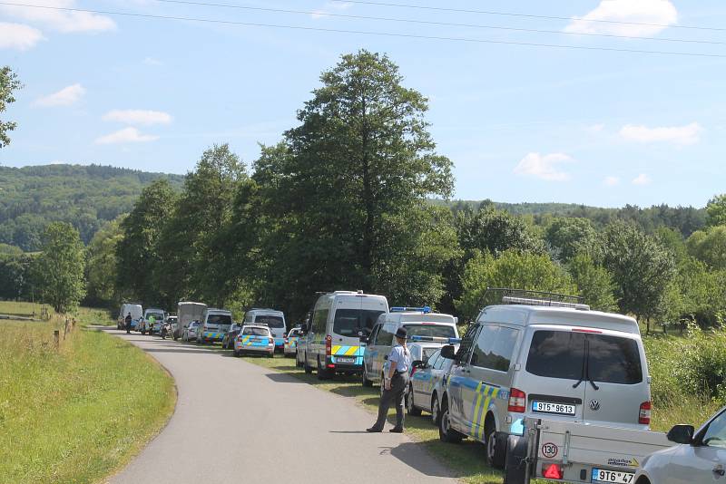 Pátrání po nebezpečných pachatelích, kteří měli v pondělí přepadnout vůz pošty v Hornom Srnie na Slovensku