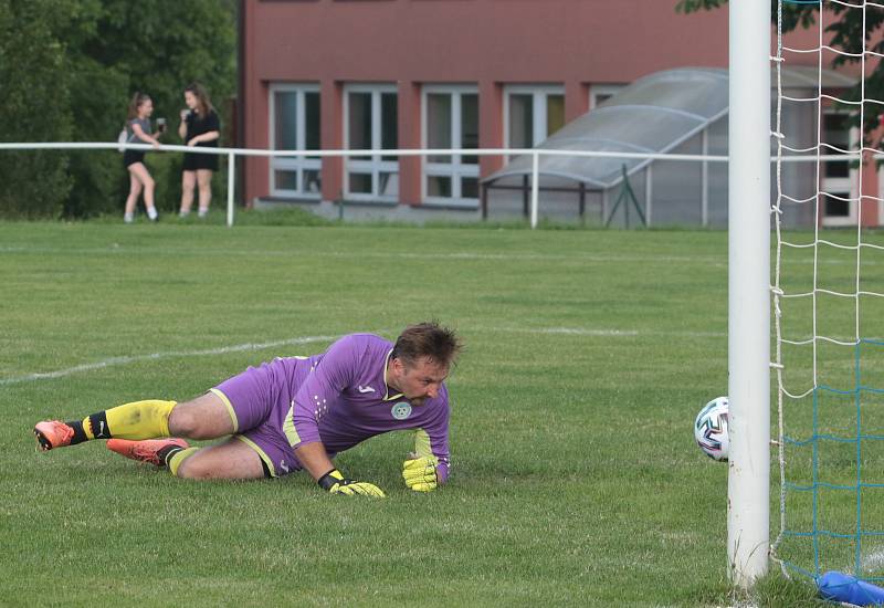 Fotbalisté Újezdu (ve žlutých dresech) zdolali Vysoké Pole 4:2 a před letní pauzou zůstali v čele Ligy4.