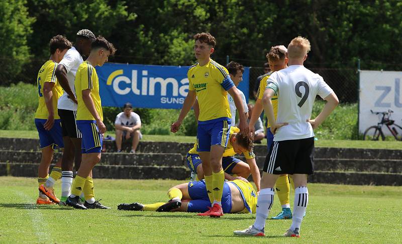 Starší dorostenci Zlína (žluté dresy) v předposledním zápase sezony zdolali Karvinou 2:1.