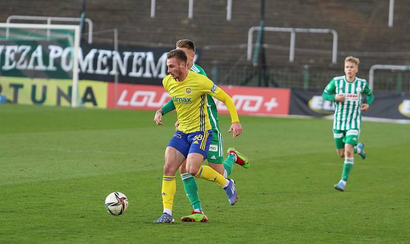 Fotbalisté Zlína (žluté dresy) vstoupili do jarní části sezony FORTUNA:LIGY těsnou porážkou 0:1 na hřišti pražských Bohemians 1905.