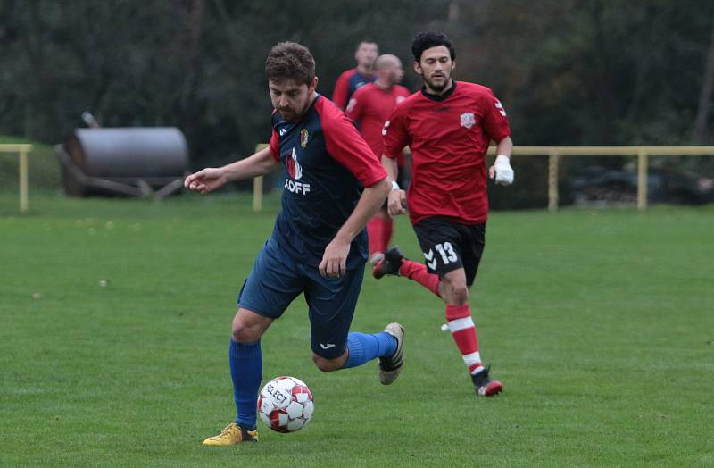 Fotbalisté Mladcové B  (modré dresy) v 10. kole okresního přeboru Zlínska zdolaly Příluky 3:2.