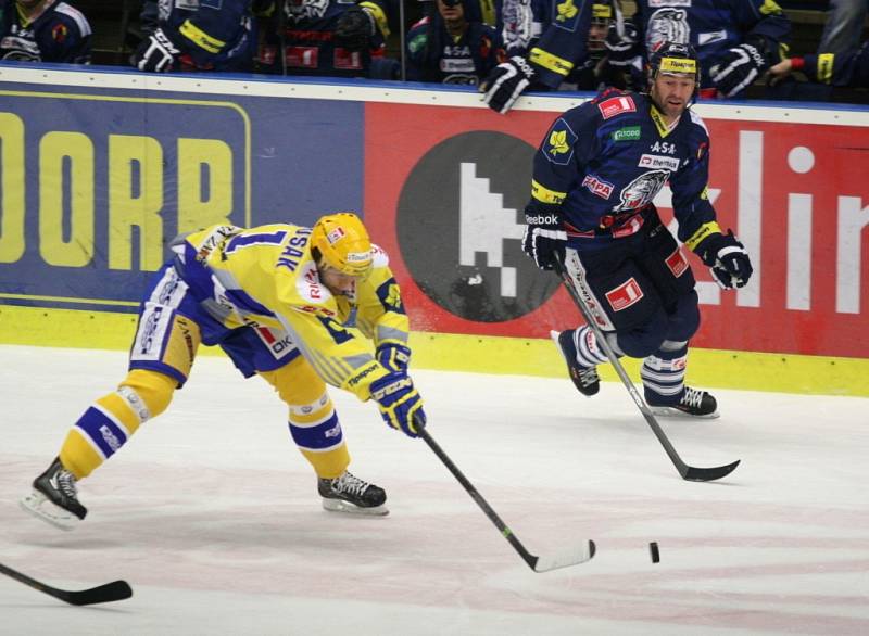 Zlínští hokejisté (ve žlutém) v rámci 13. kola extraligy doma hostili Liberec.