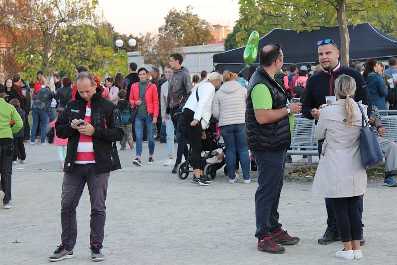 Čtvrtý ročník Malého burger festivalu přilákal na kroměřížské Hanácké náměstí milovníky dobrého jídla a pití.