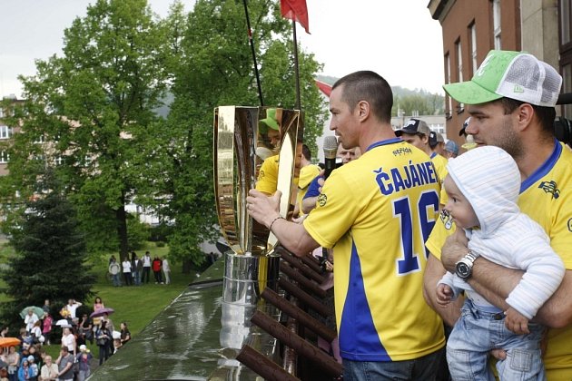 Oslava vítězství hokejistů PSG Zlín na náměstí a radnici ve Zlíně.