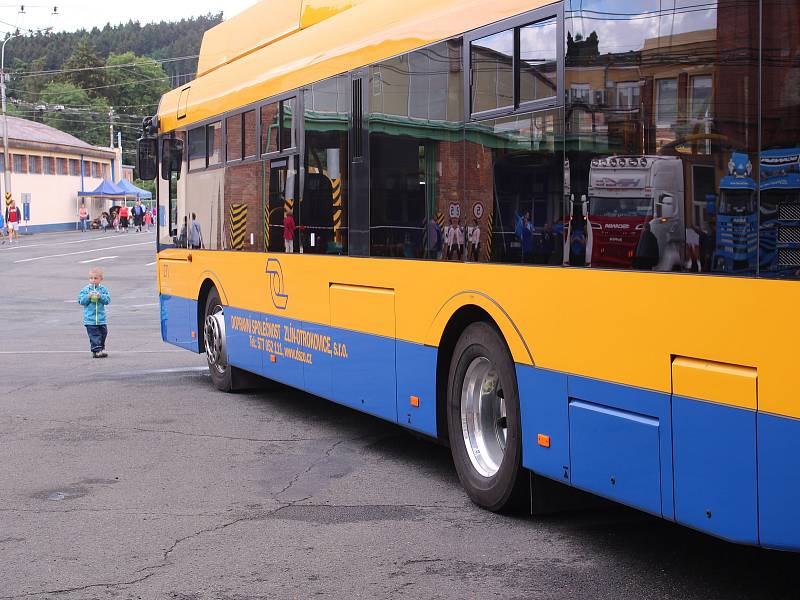 Tisícovky návštěvníků si v sobotu ve Zlíně užily Dne otevřených dveří Dopravní společnosti Zlín-Otrokovice (DSZO). Letos již po třinácté. Novinkou bylo deštivé počasí, to ale nikomu nevadilo.