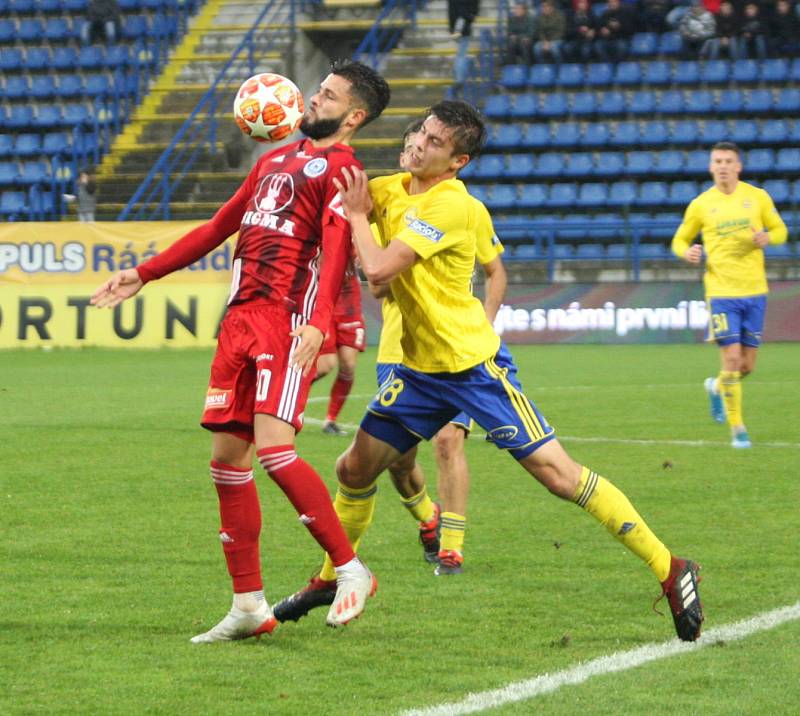 Fotbalisté Fastavu Zlín (ve žlutém) v sobotním 16. kole FORTUNA:LIGY hostili na Letné Sigmu Olomouc.