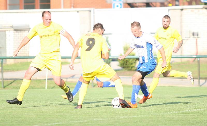 Fotbalisté Napajedel (v bílém) v sobotním 3. hraném kole krajského přeboru doma porazili Nedašov 2:0.