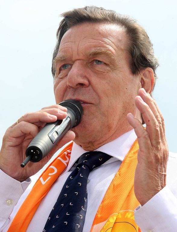 Gerhard Schröder při kampani sociálních demokratů v Otrokovicích. 