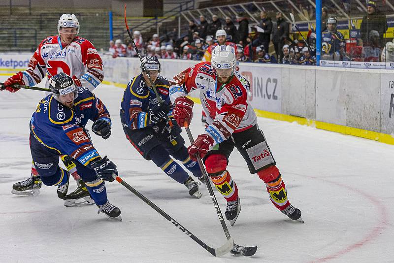 Extraligoví hokejisté PSG Berani Zlín (v modrém) v rámci 43. kola doma vyzvali Pardubice.