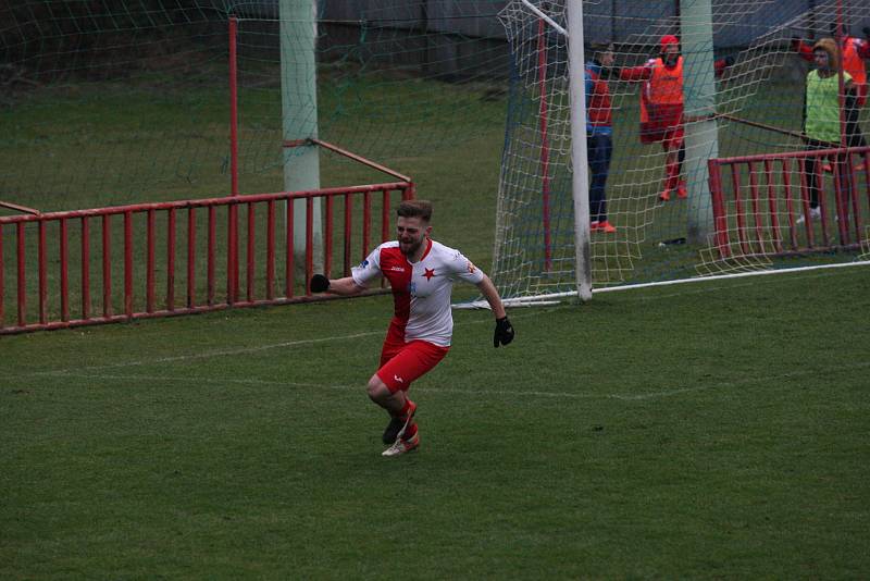 Fotbalisté Otrokovic (modré dresy) ve 22. kola MSFL i bez vyloučeného Kišky zdolali vedoucí Kroměříž 2:1.